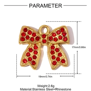 Dettaglio del ciondolo a fiocco con strass rossi e dimensioni 17x19mm in acciaio
