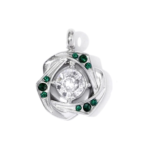 Gedetailleerde weergave van zilveren hanger met witte diamant en groene kristalaccenten