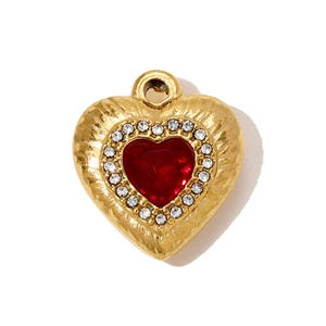 Vue macro du pendentif coeur doré avec rubis central et bordure en zircons blancs