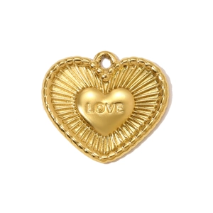 Détail d'un pendentif cœur en acier doré avec gravure LOVE et texture rayon de soleil