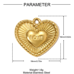 Détail d'un pendentif coeur doré de 16mm avec texte LOVE et bordure à motifs rayons