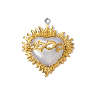 Vue détaillée du pendentif religieux en forme de cœur avec épines et bordure dorée