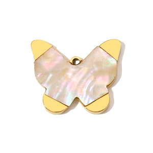 Detalle de colgante de mariposa con nácar incrustado y marco dorado para joyería
