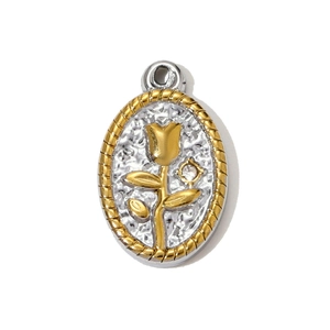 Relief détaillé d'une rose dorée sur pendentif ovale en acier inoxydable et argent