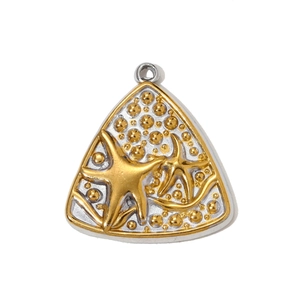 Détail du pendentif triangulaire en acier inoxydable avec étoile de mer dorée et bulles