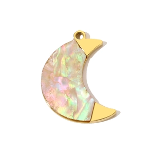 Detalle del colgante de media luna con nácar iridiscente y borde de metal dorado