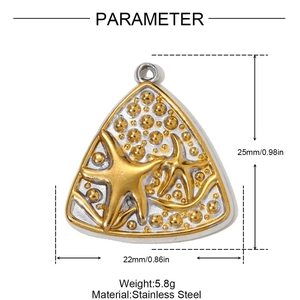 Détail macro d'un pendentif étoile de mer en acier inoxydable 25mm avec finition bicolore