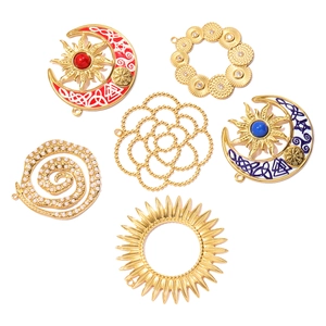 Lot de 6 pendentifs soleil et lune en acier doré avec émail et détails de perles