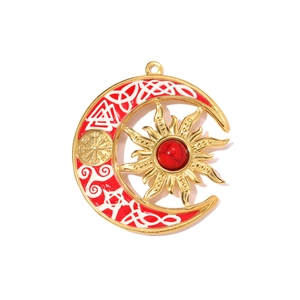 Détail d'un pendentif soleil et lune avec émail rouge et gravure de nœud celtique