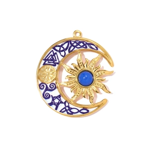 Détail du pendentif céleste doré avec pierre bleue et gravures soleil et lune