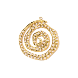 Détail d'un pendentif spirale doré avec texture martelée et perles blanches