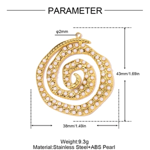 Détail d'un pendentif spirale dorée en acier inoxydable avec perles ABS blanches