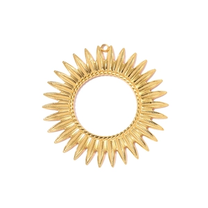Détail du pendentif tournesol doré avec bords torsadés et anneau de suspension en acier