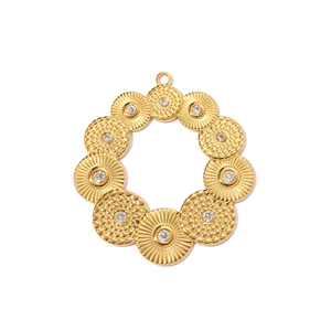 Vue détaillée du pendentif circulaire doré serti de onze pierres de zircone cubique