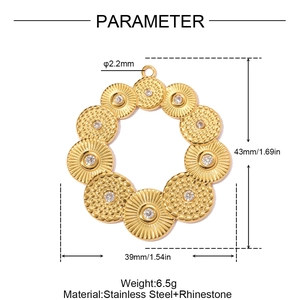 Vue détaillée des paramètres d'un pendentif couronne fleurie en acier doré avec strass