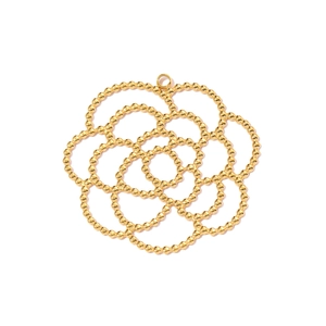Détail d'un pendentif fleur dorée ajourée avec perles fines et un petit anneau