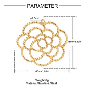 Spécifications du pendentif fleur évidée en acier doré de 48mm et pesant environ 6g