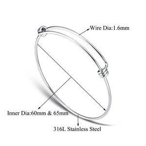 Dettaglio del bracciale regolabile in acciaio inossidabile 316L con spessore di 1,6 mm