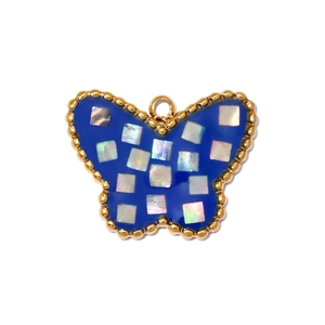 Detalle del colgante de mariposa con esmalte azul e incrustaciones de nácar irisado