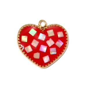 Detalle macro de un colgante de corazón con borde dorado e incrustaciones de nácar