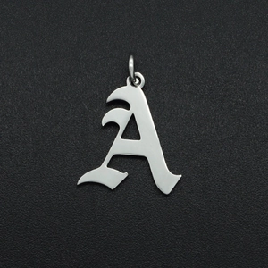Gothische stijl roestvrijstalen letter A hanger voor DIY sieraden op zwart paneel