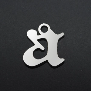 Detailansicht des kleinen Buchstaben-a-Anhängers aus Edelstahl für DIY-Schmuckherstellung