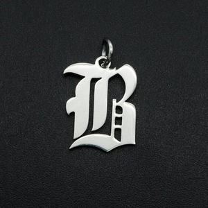 Detailopname van de gotische letter B-hanger van gepolijst zilverkleurig roestvrij staal