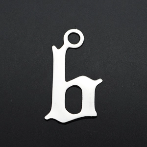 Makroaufnahme von silbernem Edelstahl-Gothic-Buchstabe b Anhänger für DIY-Schmuck