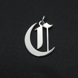 Detailopname van de gepolijste zilveren hanger letter C met maan-element voor sieraden