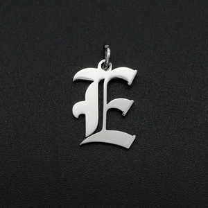 Detailopname van een gotische letter E hanger van gepolijst roestvrij staal
