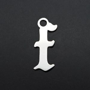 Gothischer Edelstahl Anhänger Buchstabe f mit glänzendem Silberfinish im Detail