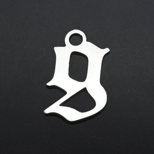Detailansicht gotischer g-Buchstabenanhänger aus Edelstahl für DIY-Schmuckherstellung