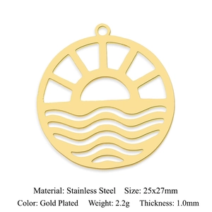 Détail d'un pendentif en acier inoxydable doré de 25x27mm avec soleil levant et vagues