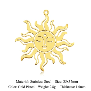 Vue macro du pendentif soleil en acier inoxydable doré aux dimensions 35x37mm