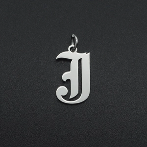 Detailweergave van de gotische letter J hanger van zilverkleurig roestvrij staal voor DIY