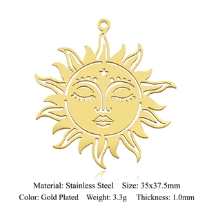 Macro d'un pendentif soleil en acier inoxydable doré de 35x37,5mm avec détails fins