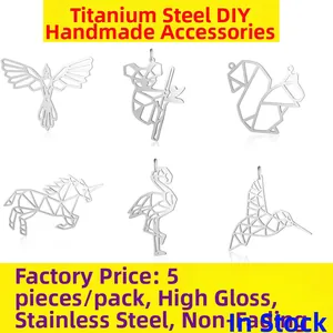 Makroansicht geometrischer Origami-Tieranhänger aus poliertem Edelstahl für DIY-Schmuck
