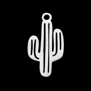 Gros plan d'un pendentif cactus argenté avec boucle pour création de bijoux DIY