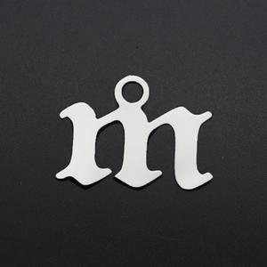 Makroansicht des gotischen Buchstaben m Anhängers aus silbernem Edelstahl mit Aufhängering