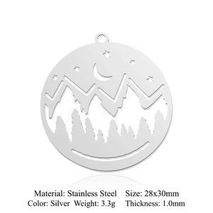 Vue macro du pendentif en acier inoxydable avec détails gravés de montagnes et lune