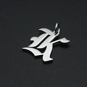Macro-opname van zilveren gotische letter K hanger van gepolijst roestvrij staal voor DIY