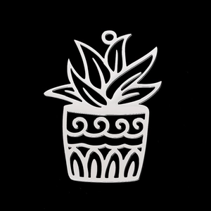Vue macro d'un pendentif succulent évidé en acier inoxydable avec finition argent poli