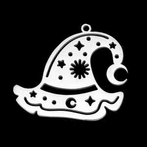 Detalle del dije de sombrero de mago en acero pulido con patrones de estrellas y lunas