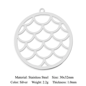 Détail du pendentif ajouré en acier inoxydable argenté avec motif d'écailles de sirène