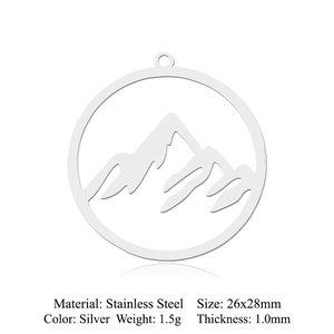 Détail du pendentif montagne en acier inoxydable argenté avec dimensions de 26x28mm