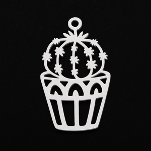 Vue macro d'un pendentif cactus en acier inoxydable pour la création de bijoux DIY