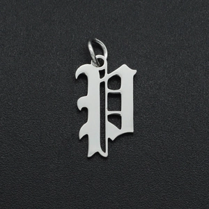 Macro-opname van de hanger met letter P in gotische stijl van gepolijst staal