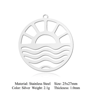 Vue détaillée du pendentif soleil en acier inoxydable argenté avec ses dimensions