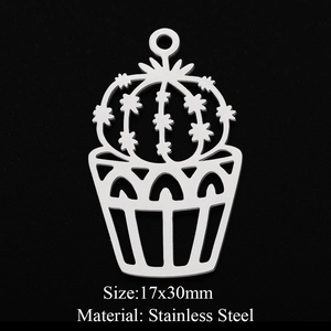 Détail macro du pendentif cactus en acier inoxydable avec taille 17x30mm et design creux
