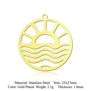 Détail macro du pendentif soleil plaqué or montrant les dimensions et spécifications
